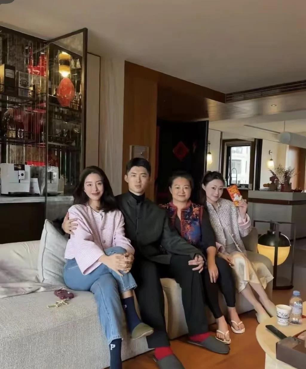 杨采钰丨好的婚姻会让人愈加松弛！杨采钰大方晒丈夫合照：好的婚姻会让人愈加松弛！
