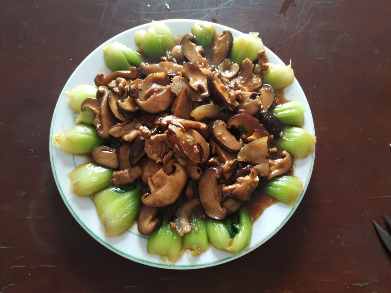 今日午餐，看看是什么？香菇油菜还有肉，好吃又好看，董师傅手艺可真好。董