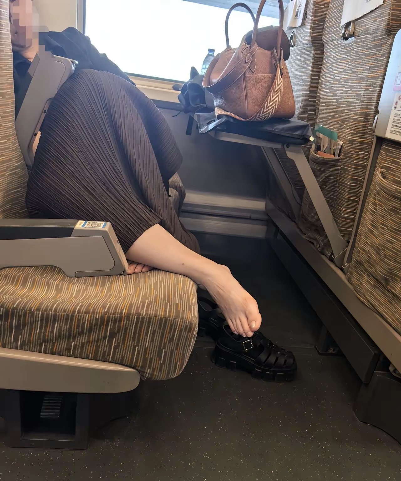 在高铁上遇到这样的行为你会怎么办？