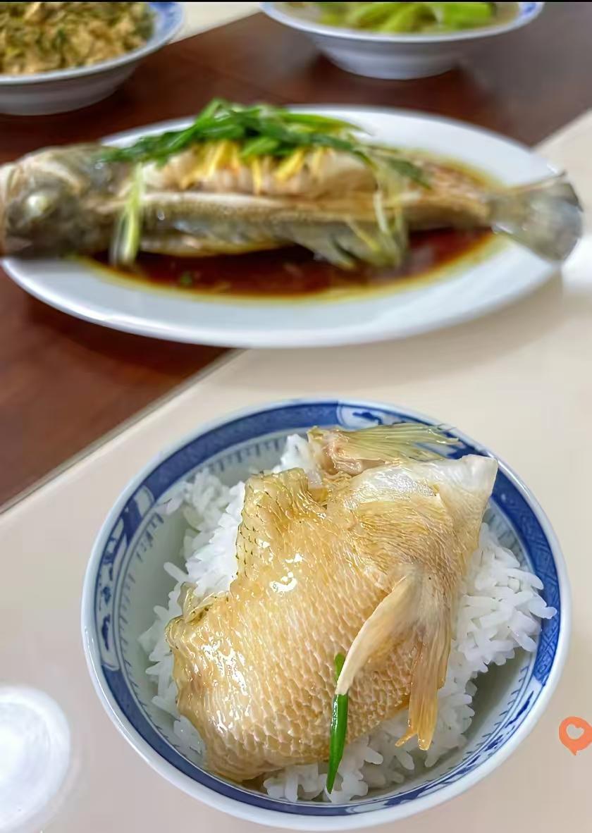 整条鱼最不好吃就是鱼腩，一般都是怕小孩卡刺才给小孩吃，会吃鱼的都不会吃。我们