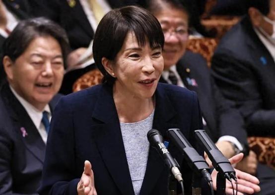 就在高市早苗迟迟不肯承认错误之际，美方突然宣布下场，局势一下子发生了重大变化，从