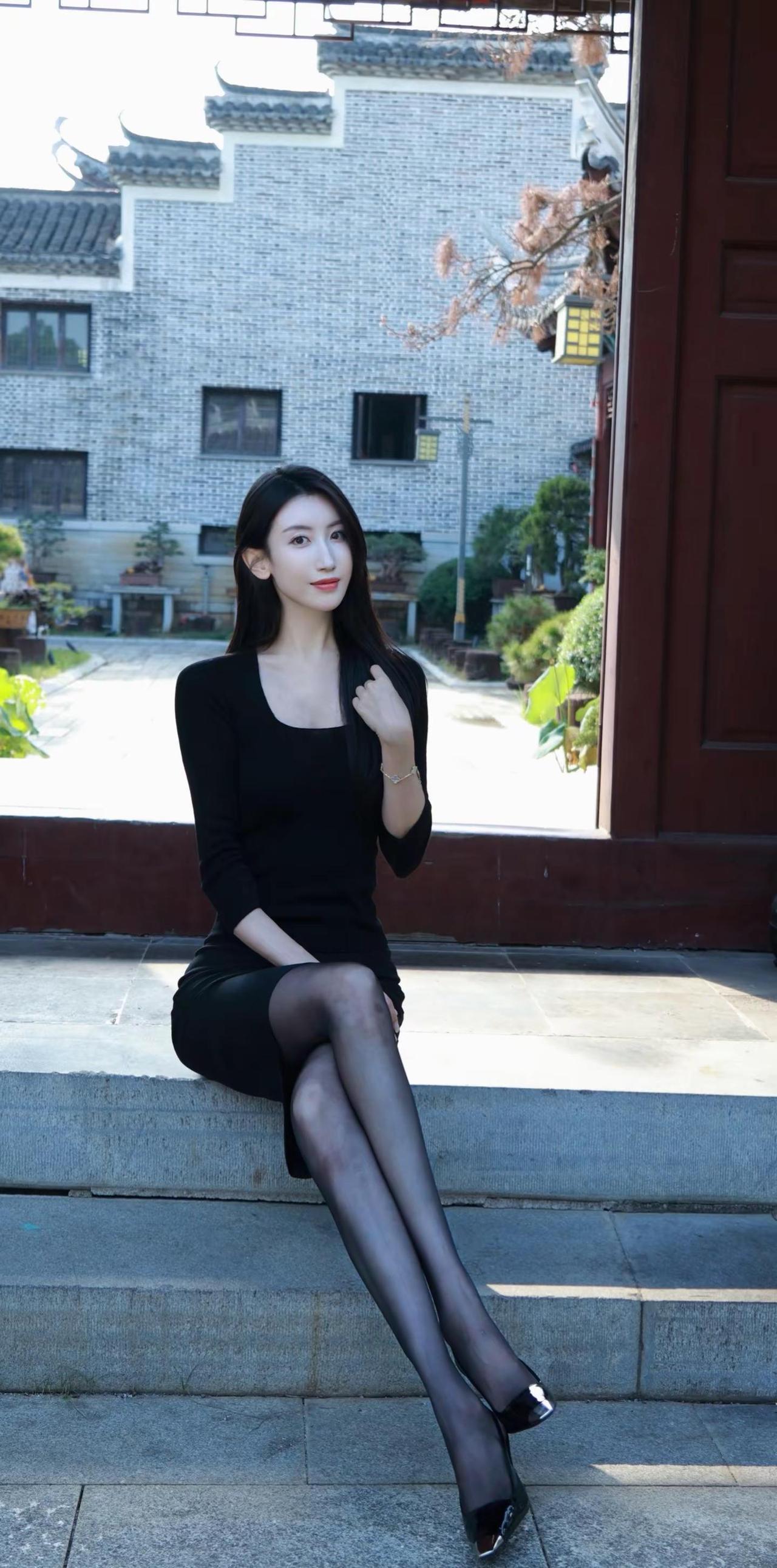 这女生也太有气质了吧，看着真的很漂亮，就感觉没有瑕疵的一样，很完美。美的都不知道