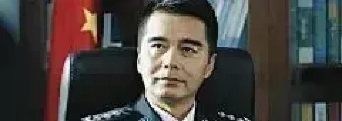 祁同伟跪上去的，侯亮平走上去的。七年后才看懂，跪着赢的，最后都趴下了。你肯定