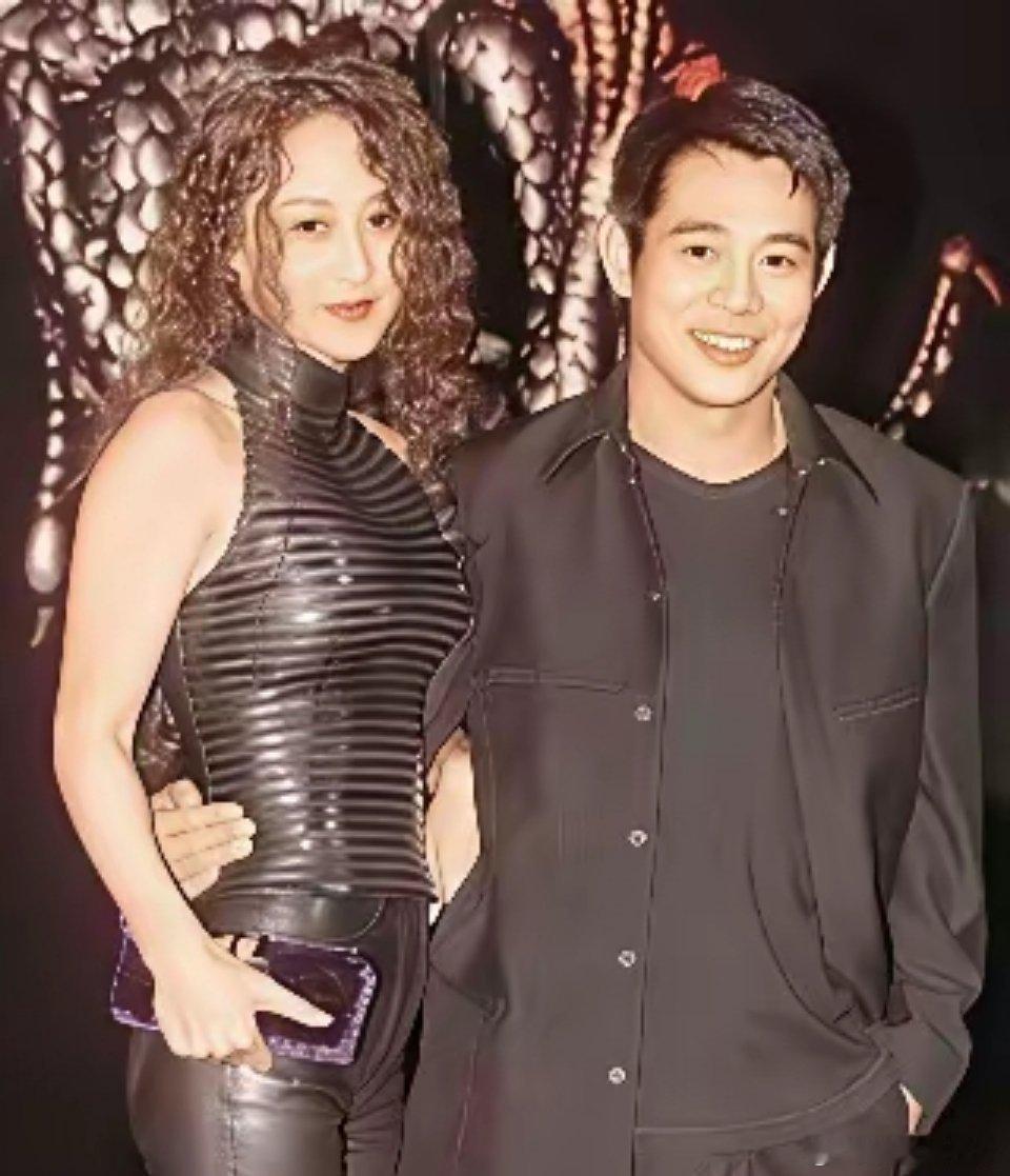 小时候竟觉得黄秋燕长的很普通，现在看真的好美啊，她的颜值明明比利智高很多，大方自