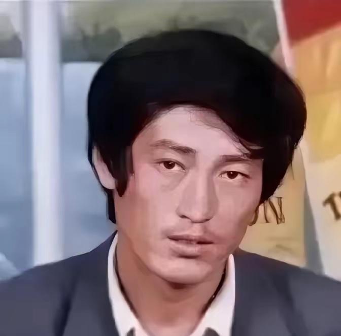 1996年寒冬，辽宁黑山县的普通工人刘凯利，因家中存折被偷去派出所报了案。他本是