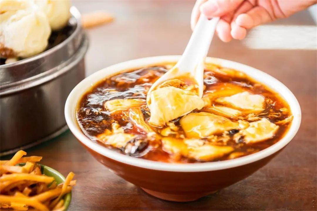 你觉得北方的豆腐脑好吃，还是南方的豆腐脑好吃？南方的咸豆腐脑是加了生抽和野山椒，