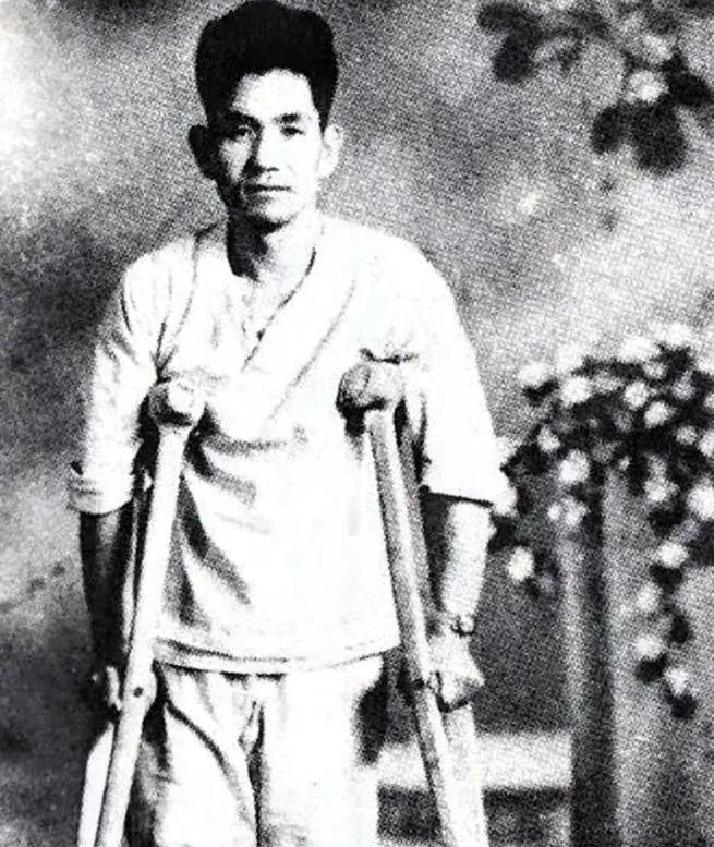 1942年，神枪手王凤麟被围山顶，仅剩一弹。打叛徒还是日军首领？他最终一枪定音，