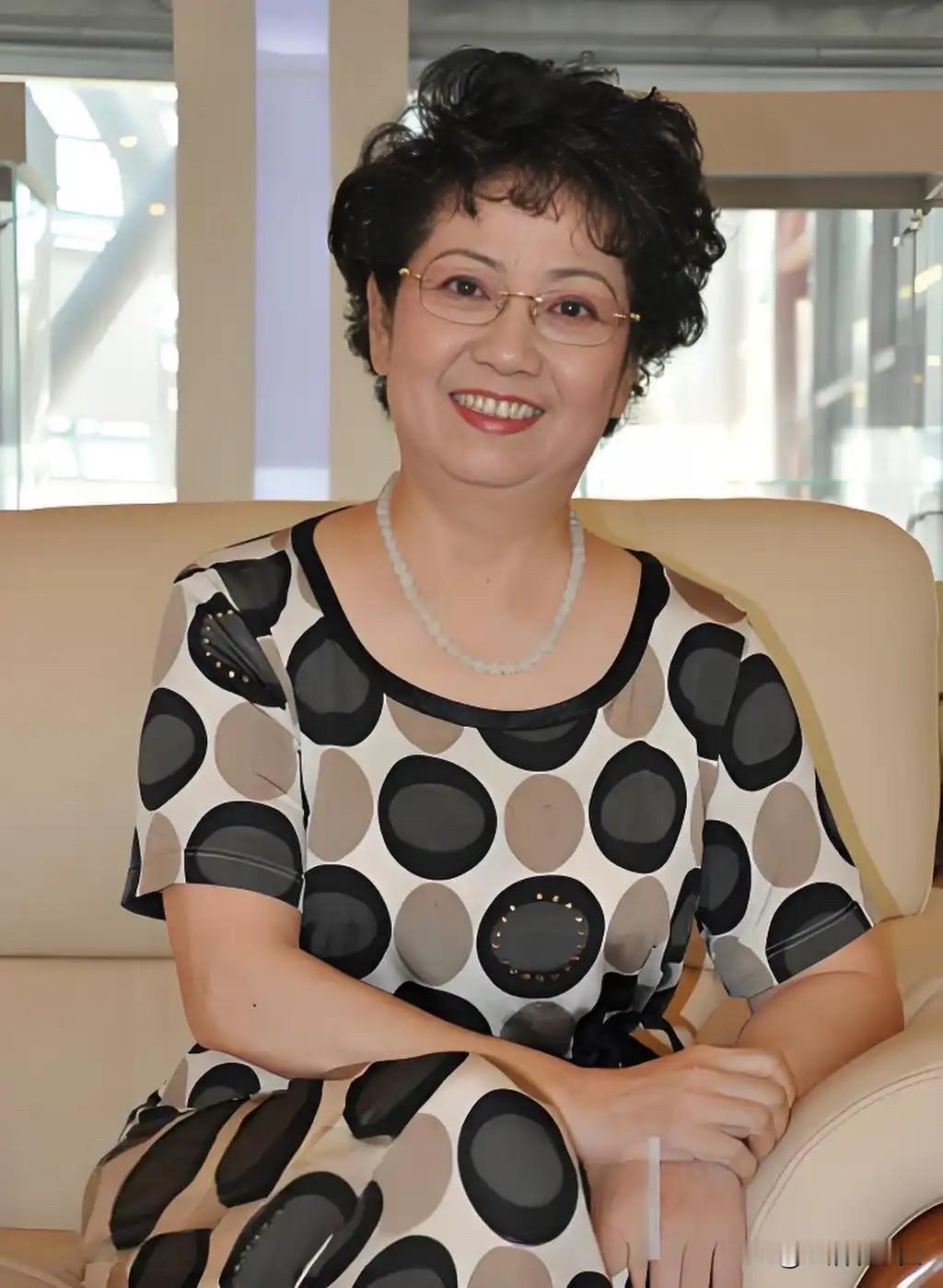 在戏曲界，已故李维康老师的美是公认的，出了名的。形容一个女人长得好看，经常会