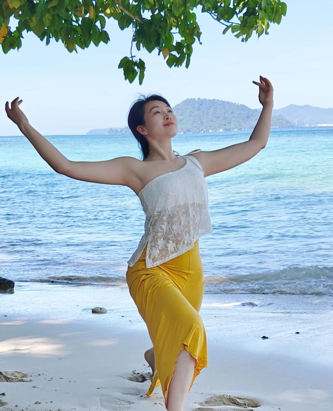 春日生活打卡季潮汐起伏，呼吸同频。熹微晨光漫过海岸线，海风携着咸湿的暖意拂过发梢