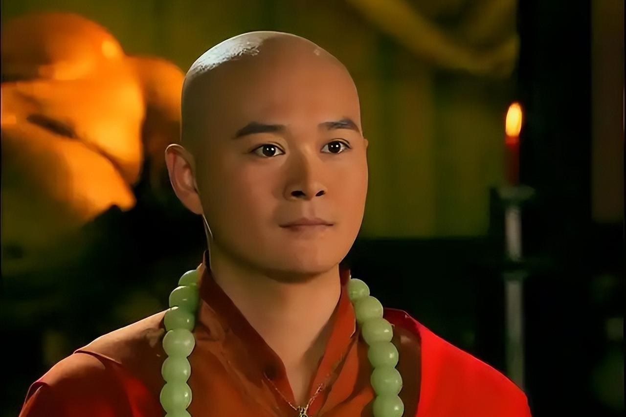 695年，72岁武则天召32岁薛怀义进宫侍寝，让他解龙袍时，薛怀义看着武则天的鸡