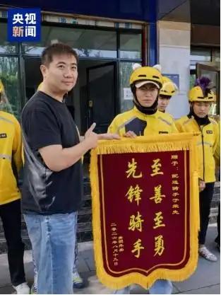 “人怎么能猛成这样！”8月18日晚，一名醉酒男子持刀街头滋事，已经造成两人受伤，