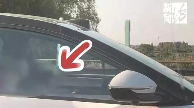高速上看到两女孩开着智驾呼呼大睡，这场景想想都吓人。张先生在沪常高速返沪时拍到这