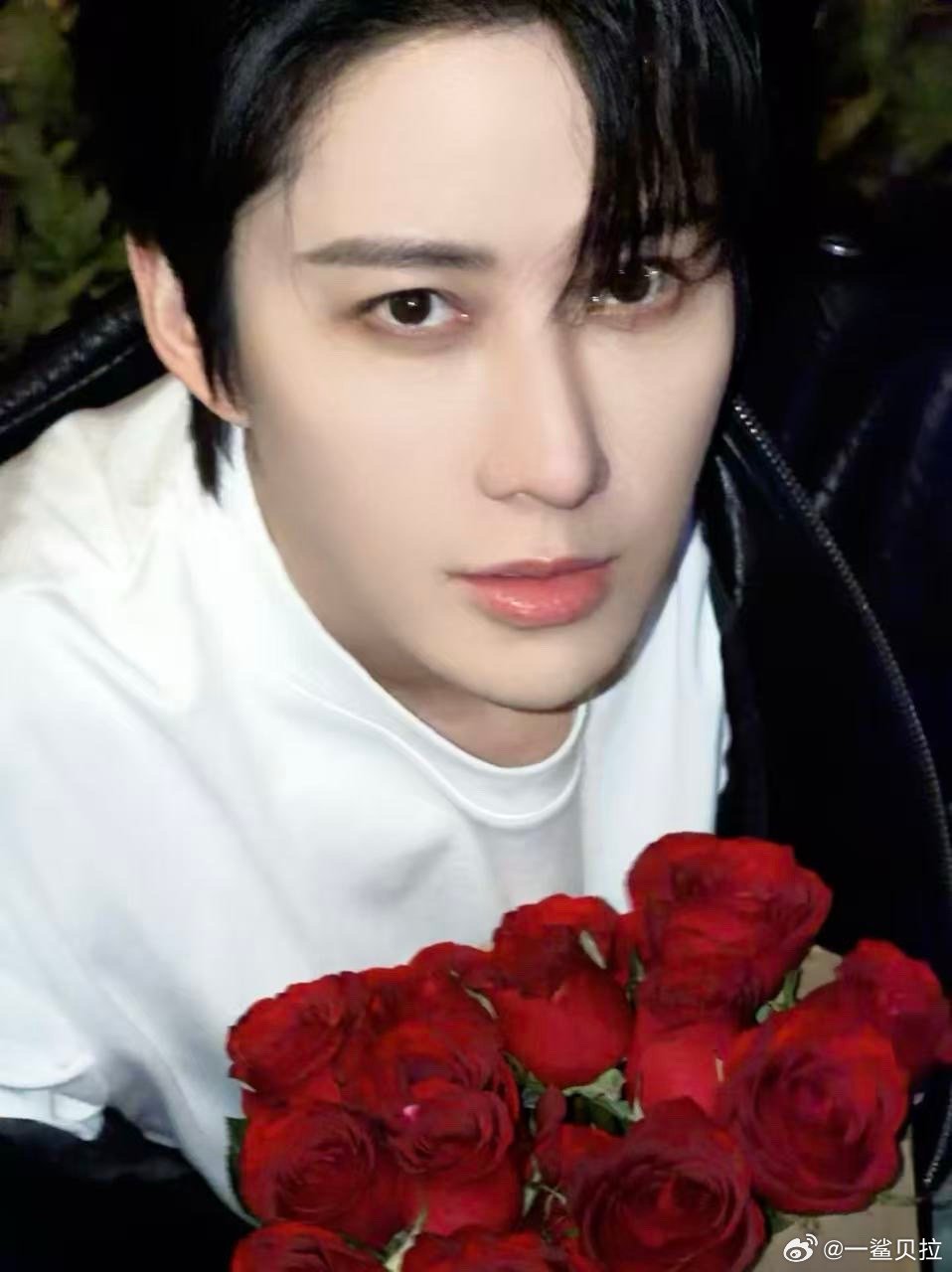 Mike这衣服不穿也罢Mike的身材真的杀疯了！肌肉线条流畅又精致，贵气长相配