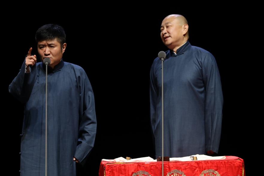 【著名相声演员苗阜这个动作说明了什么？】近日，著名相声演员、一级演员、相声表演