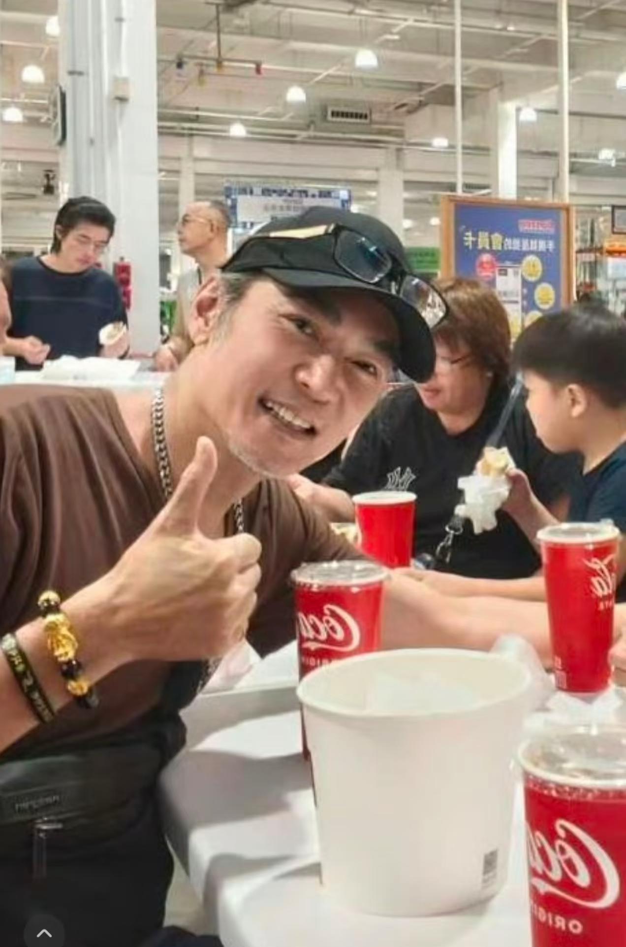 也不怪网友喊话焦恩俊，他都58岁了，身材没走样，头发没秃，还是那么的帅这