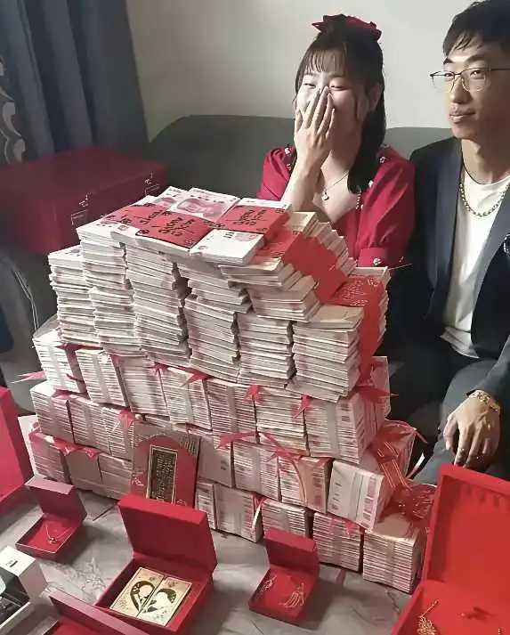 一人欢喜一人愁。女子乐开了花，男子苦如吃黄莲。这彩礼如果是自家攒的还好，不过