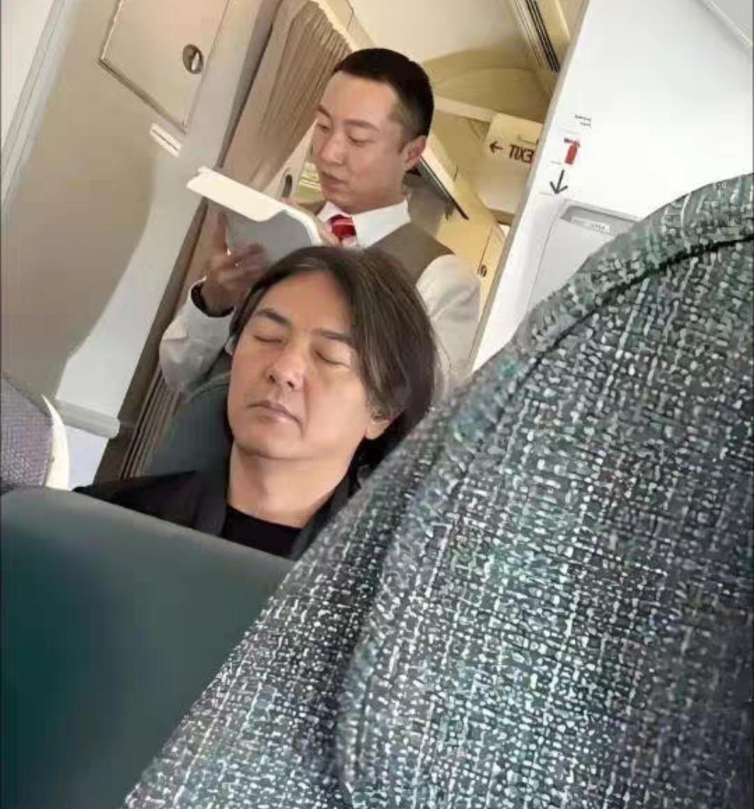 天啊！他就坐我旁边！激动的叫啥都忘记了。