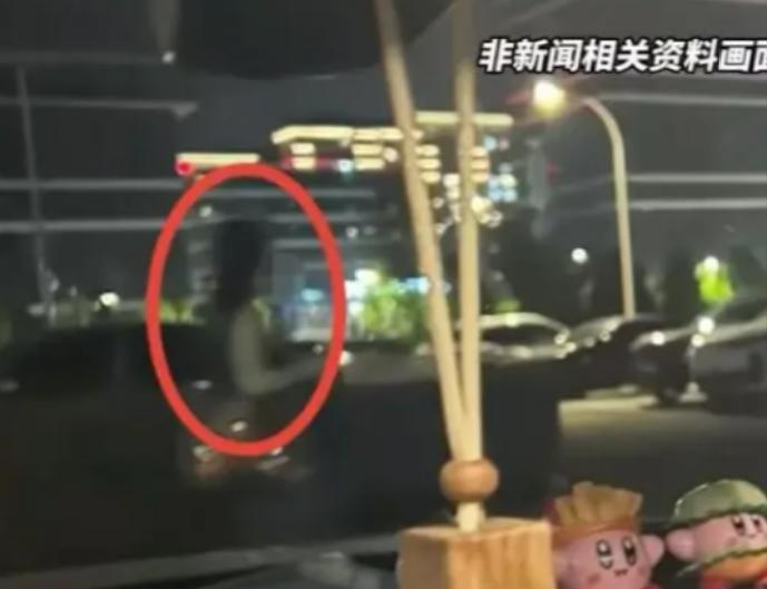 陕西西安，一男子刚刚游完泳，在更衣室换衣服，当时是浑身赤裸，正在穿内裤，没想到一