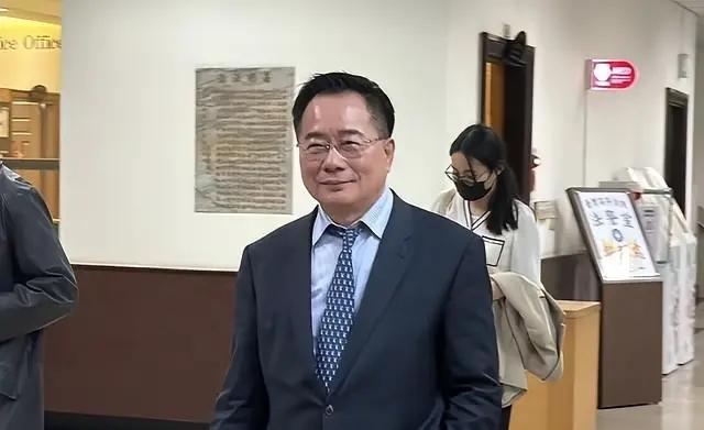 很多人看不懂：蔡正元明明喊着自己是被陷害，骂这是绿营黑牢，性格又刚硬，为啥最后乖