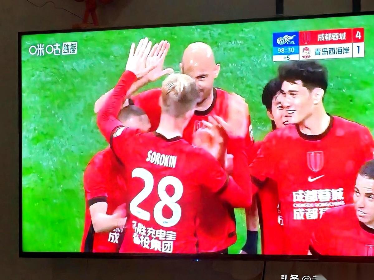 转播镜头死死锁着郑智。一动不动，就对着他那张脸拍。场上比分，5比1。他带的青岛