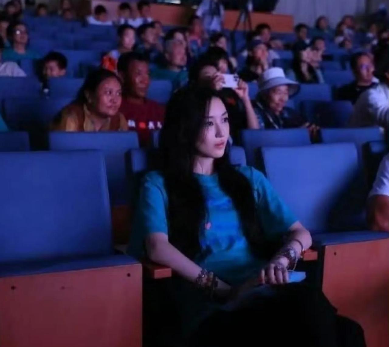 李嫣太成熟了吧……有网友拍到，李亚鹏带着和王菲的女儿李嫣参加嫣然天使的相关活动