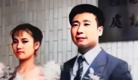 1983年，王学成这位曾叛逃到台湾的飞行员，迎来了他的婚礼，当天他笑得特别灿烂，