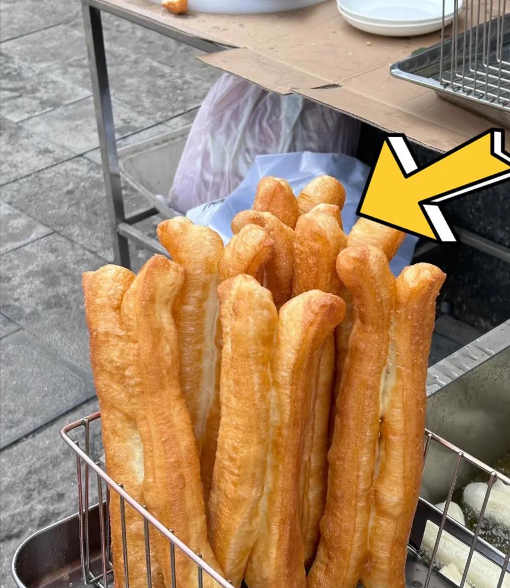油条还能叫啥？今早跟老公出去吃早饭，刚端上油条我就问老板：“这除了叫油条，没别