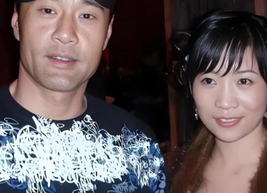 于荣光怎么也想不通，结婚35年以来，他零绯闻，钱他赚、饭他做，十分宠爱妻子，但2