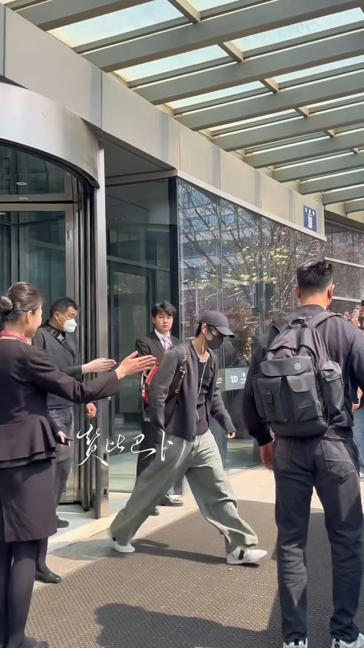 肖战青岛路透肖战青岛路透，身姿挺拔，清俊亮眼，氛围感拉满