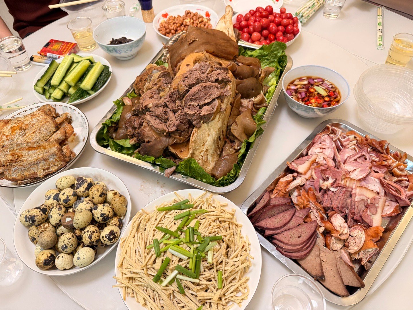 回家第一顿饭就喝四两白酒了，这个节奏可真不行了