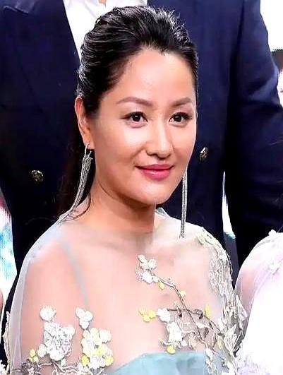 54岁未婚未育，顶着自然银丝在泰国菜市场用泰语砍价。这是中国初代超模瞿颖现在的日