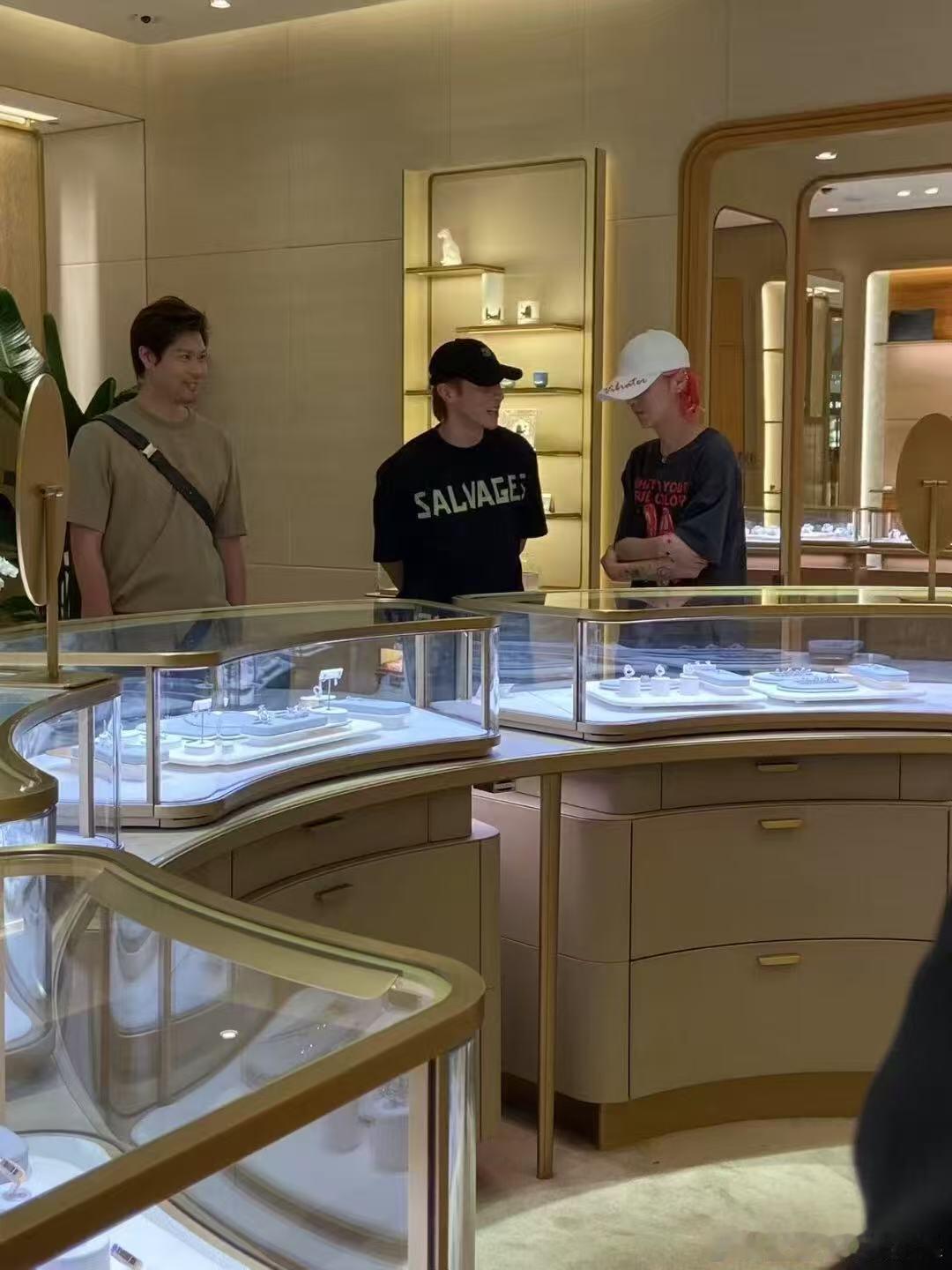 偶遇鹿晗高瀚宇逛店网友逛街撞见鹿晗和高瀚宇在逛店，还买了小金表偶遇鹿晗买小金表