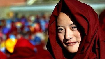 中国最大的尼姑庵——亚青寺，有2万多名女性在此苦修，这里有一个死规定：天黑之后，