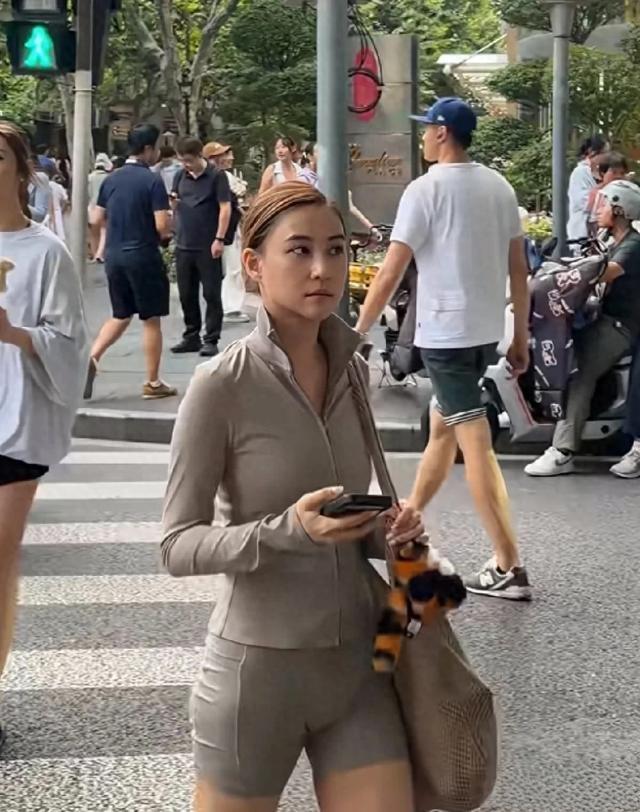 赌王千金何超莲现身上海街头，健康紧致身材，颜值堪比一线女星说起何超莲，大家