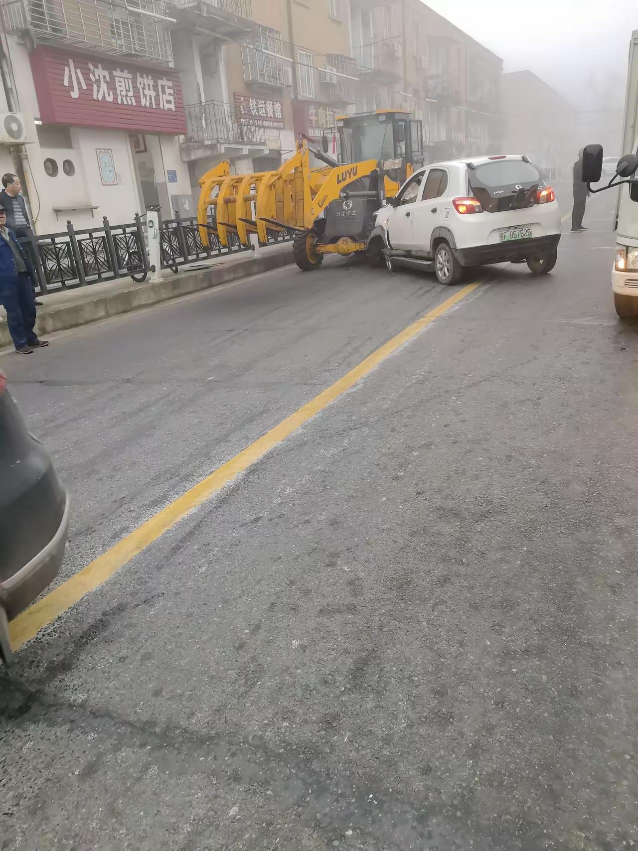 这怎么判，判白车全责，他还想让交警带我个次责