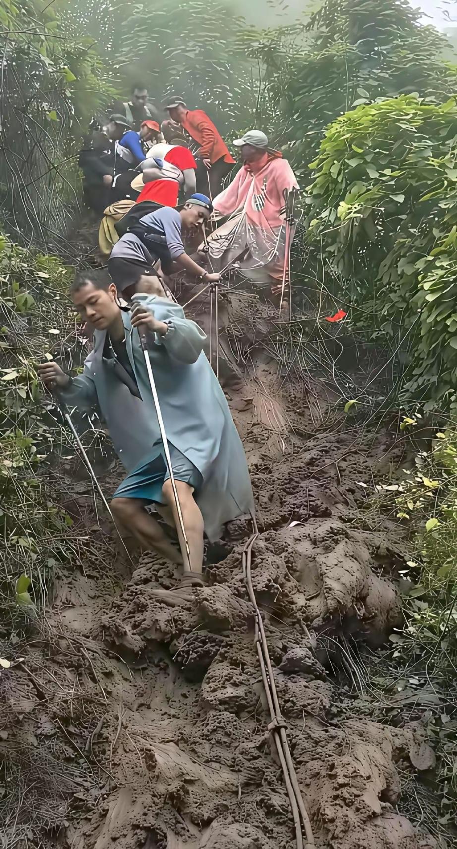 如果这群人既没有存款也没有退休金，有人给他们说挑两件矿泉水上山给10元钱他们也会