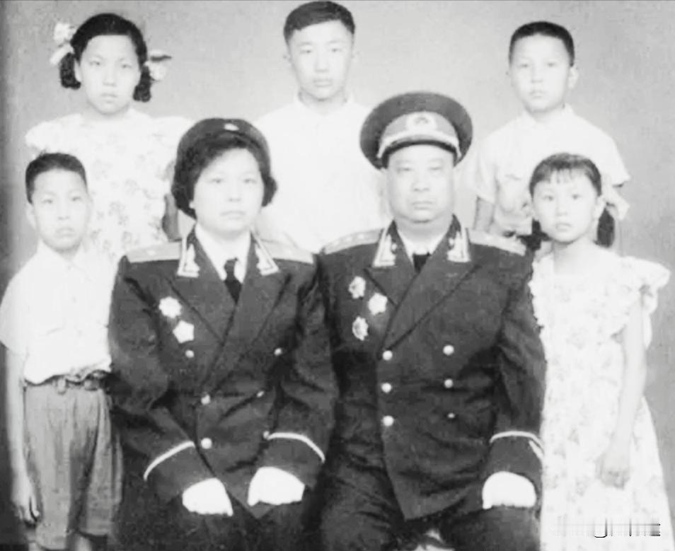 1959年，四川成都，贺炳炎和家人的一张合影，他的妻子名字叫姜平，长得非常漂亮，