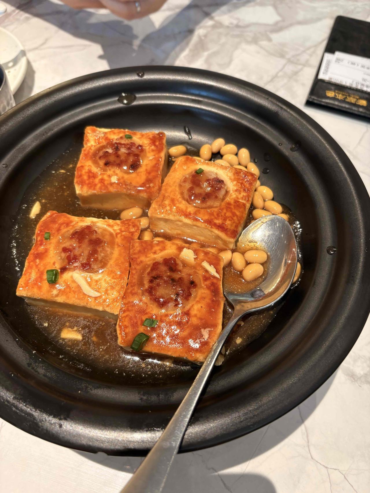客家酿豆腐，这道菜是客家饭店里面的一道招牌菜。豆腐一般都是手工自己做的，非