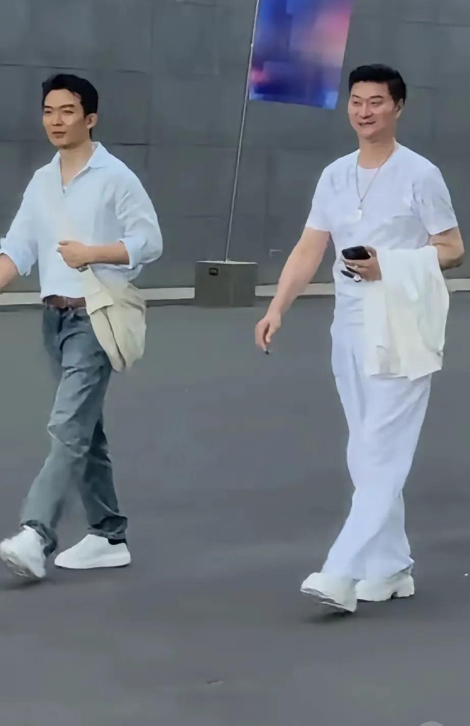 前几天范丞丞回烟台参加中国电影导演之夜，75岁的老爸范涛也全程陪着。老爷子一身白