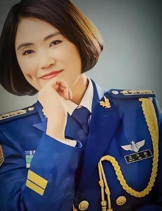 2013年，空军大校谢彬蓉转业自主择业，按说可以选一份比较好的工作，可她之后做的