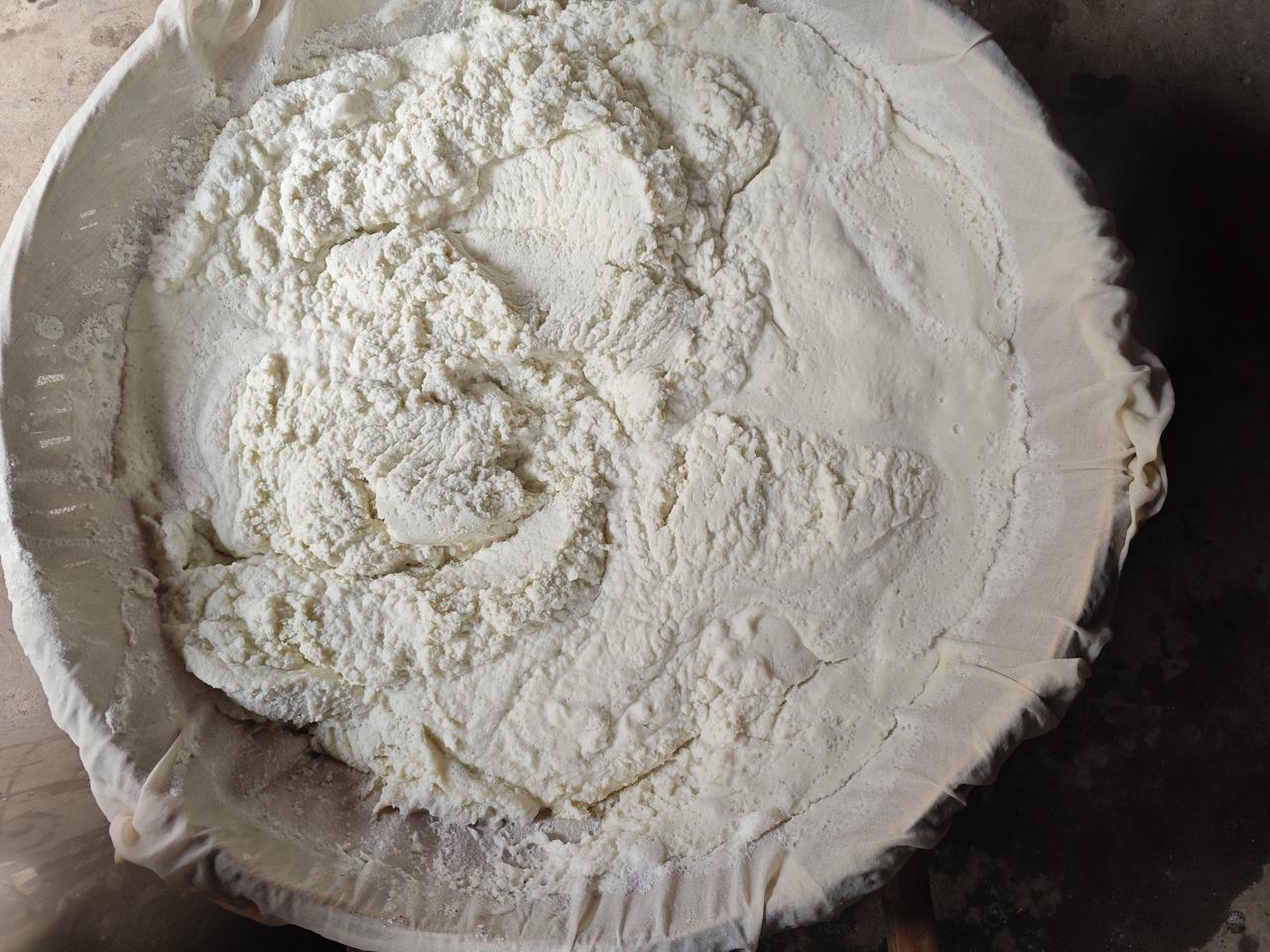 妈妈早上要做豆腐，我们这的豆腐都是用石膏来做，做出来的豆腐很好吃，特别是豆花，带