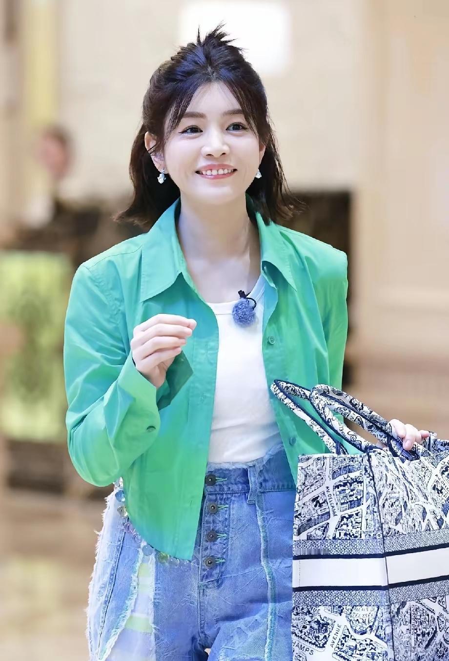 这个世界最让人看不懂又最佩服的，就是陈妍希。42岁的她，离婚后第一个春节，明