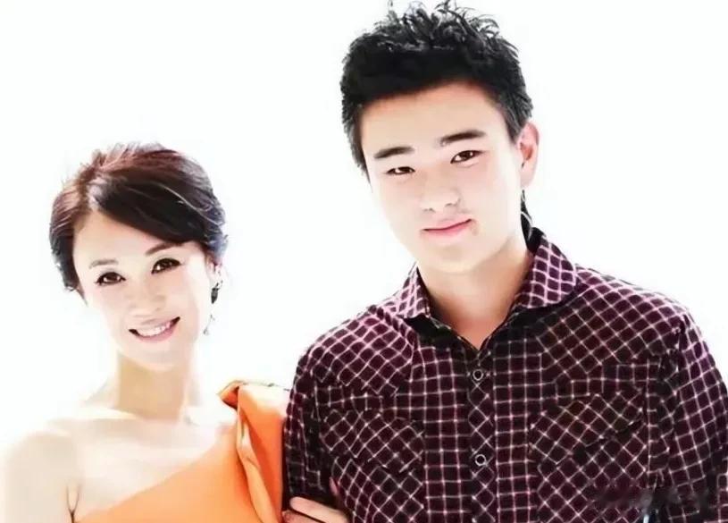 傅艺伟本来挺好的人生，年少成名，貌美如花，虽然婚姻不顺，但是有个儿子，事业也很顺