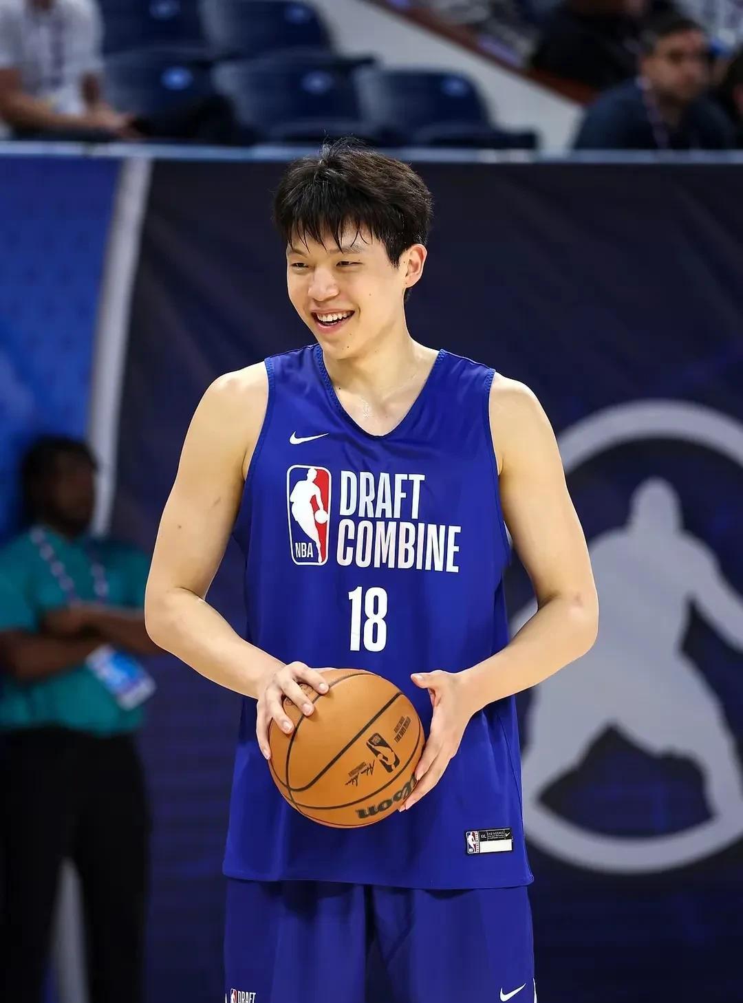 杨瀚森大概率会在首轮25顺位左右被摘走，目前来看只能期待他被合适自己发展的球队拿