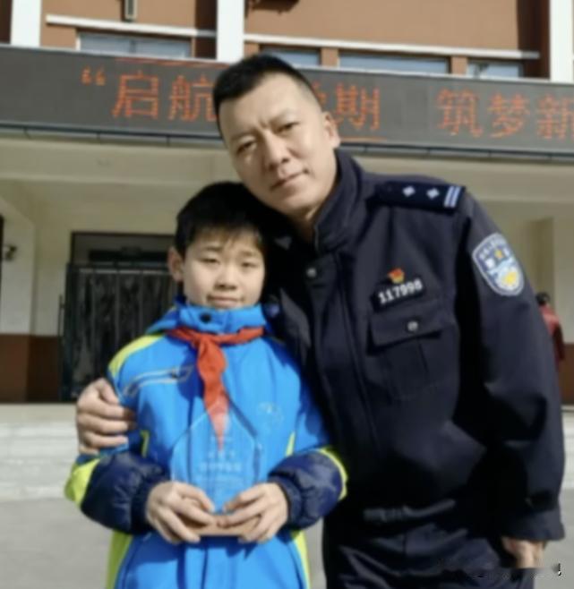2021年，沈阳一男孩上学路上捡到26万巨款，报警找到失主后，却让对方大吃一惊：