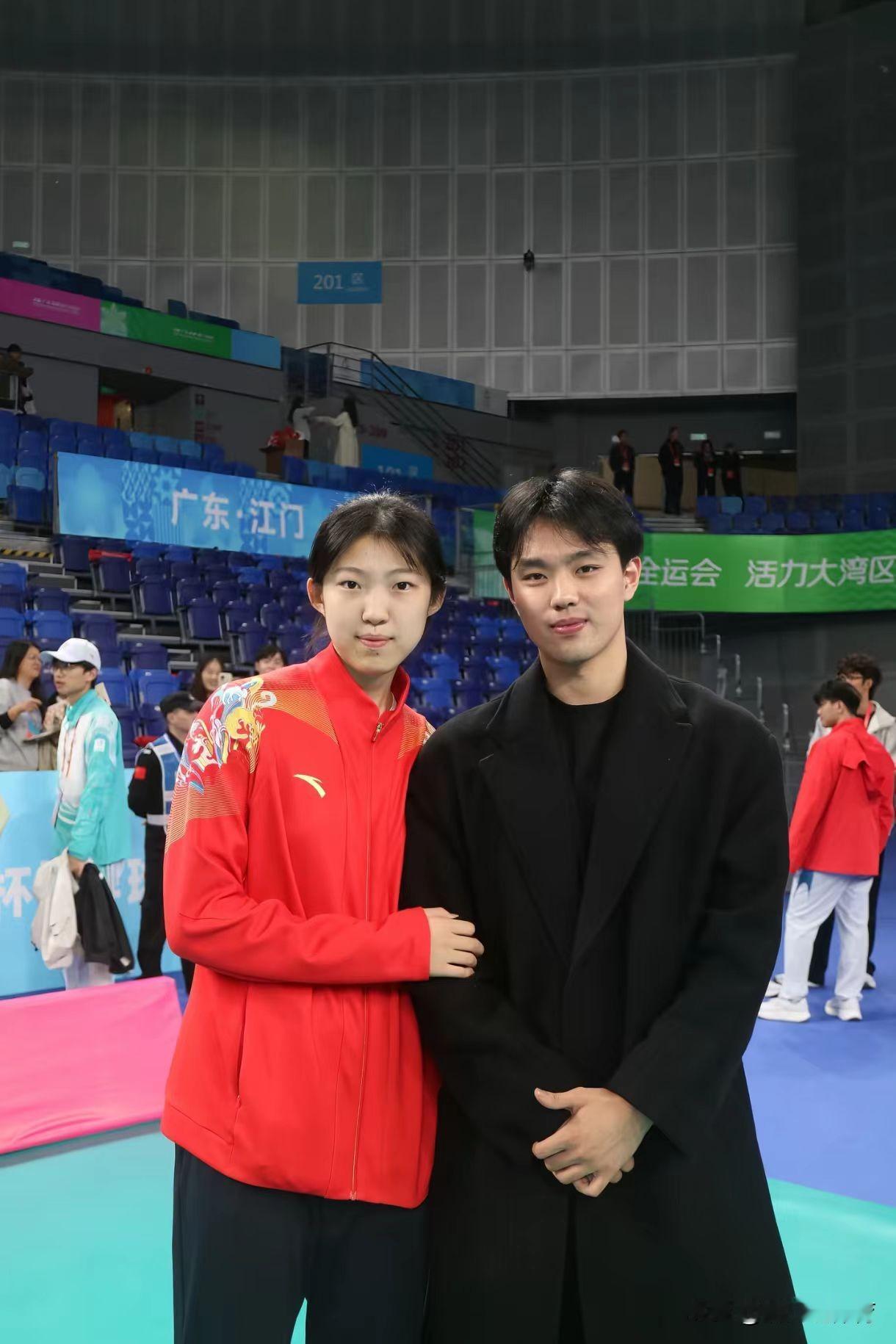 江苏U20女排队员朱晋谊与队友夺取一枚铜牌，19岁的她表现不俗。赛后，她与男友耿