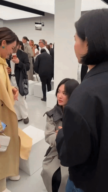 宋慧乔和舒淇合影还是有很多小心机的，舒淇虽然个子高挑，但因为坐姿过于松垮，蜷成一