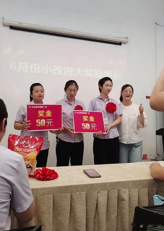 怪不得不高兴！原来仔细一看是50没有万，那就是50块了。我说怎么领奖了还一