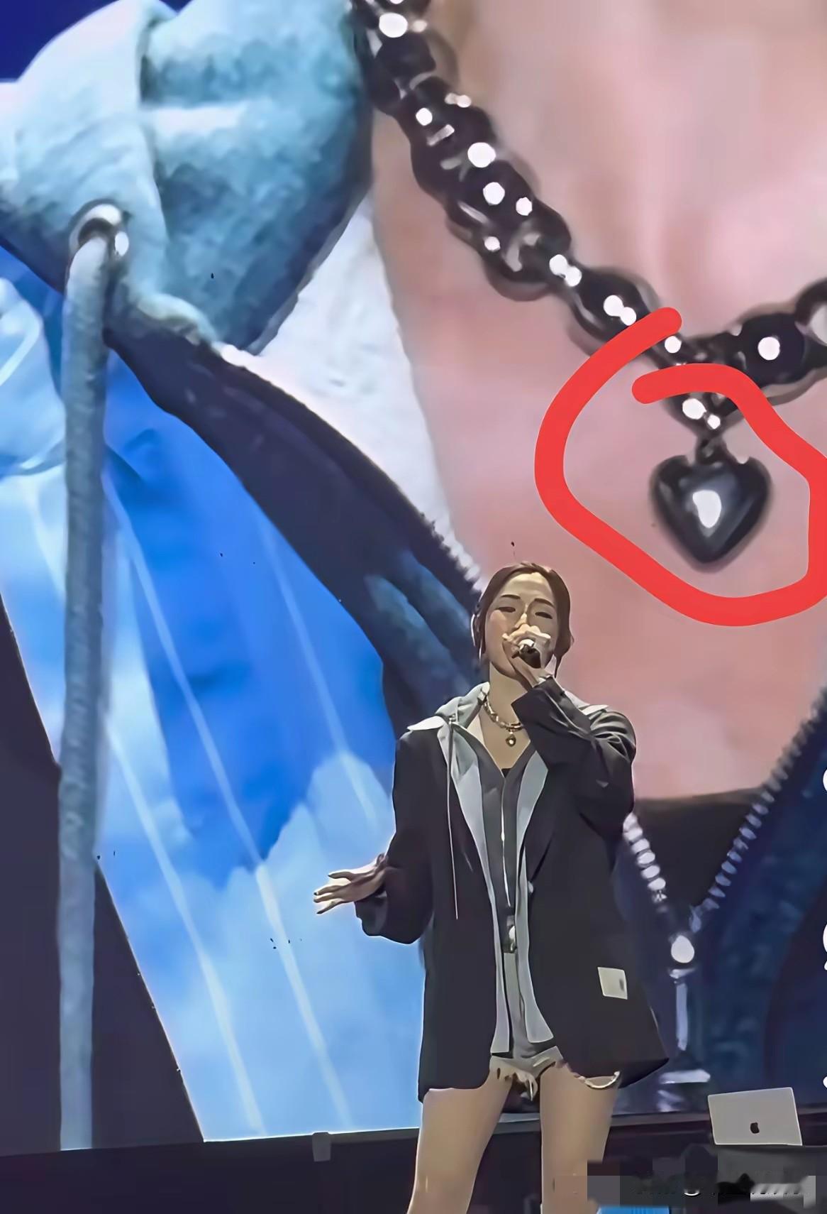 继小S戴着装有大S骨灰的黑色心形项链后,近日范玮琪也戴着同款项链上台唱歌。这款