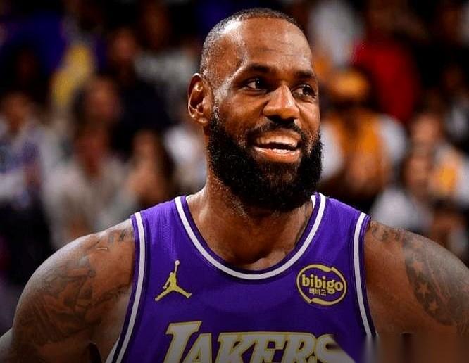 湖人队现在最诡异的一幕，就是勒布朗詹姆斯，站在底角，一动不动。球在东契奇手里传